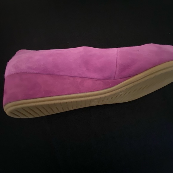 Easy Spirit 9M suede 1 1/2” heel shoe in bright pink - Picture 3 of 6
